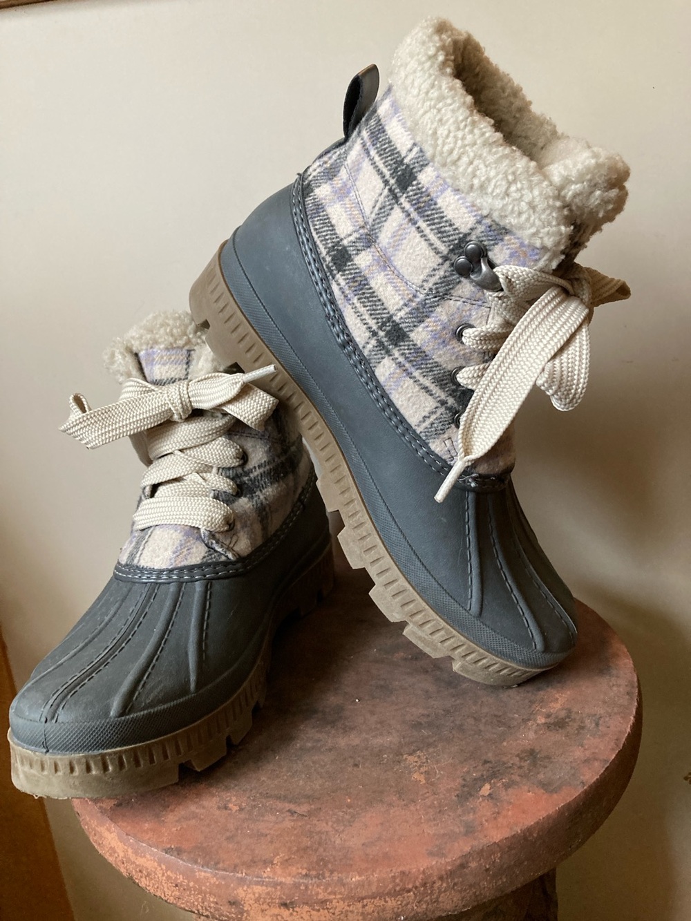 Ozark Trail Size 7 fleece plaid Duck boots lace up